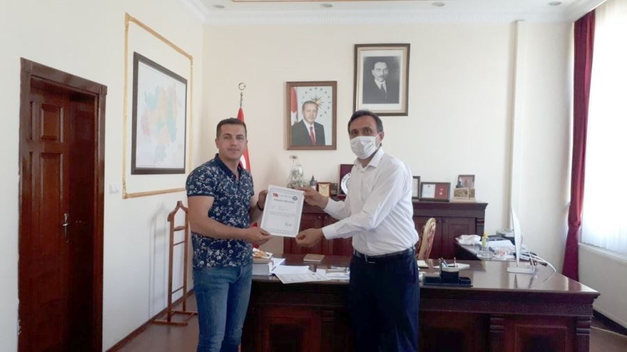 Kaymakam Meral, başarı belgesi ile ödüllendirdi