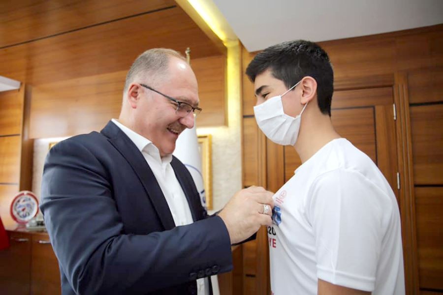 LGS birincilerini  altınla ödüllendirdi
