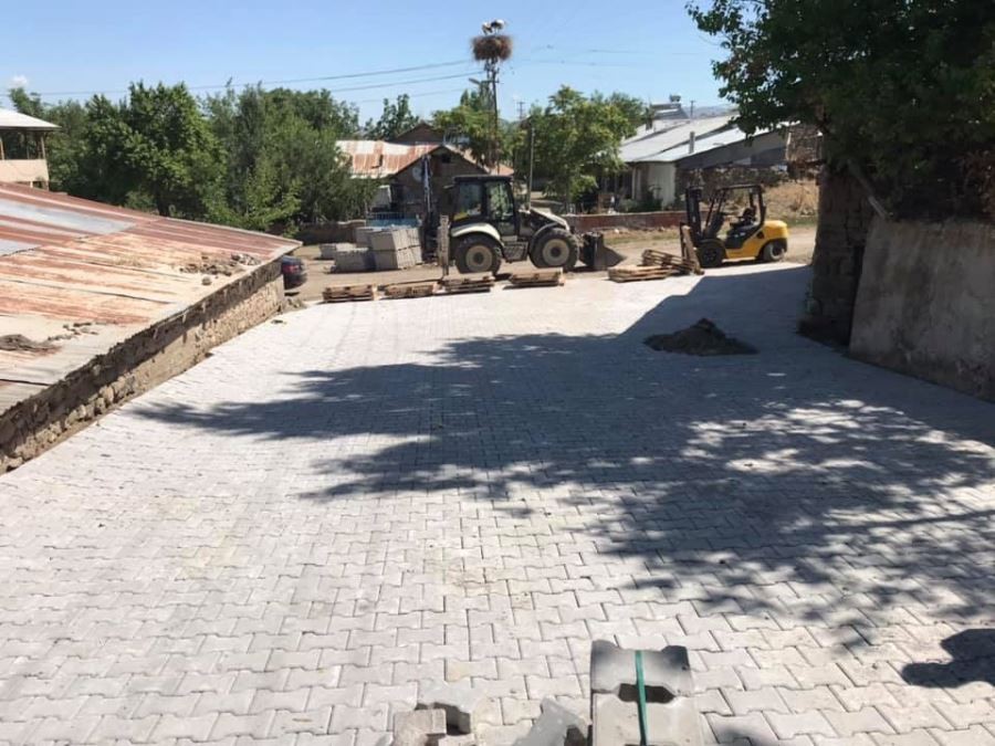 Akıncılar’da parke çalışmaları sürüyor