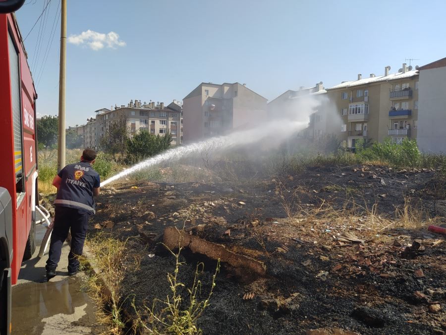Mahallede çıkan ot yangını korkuttu