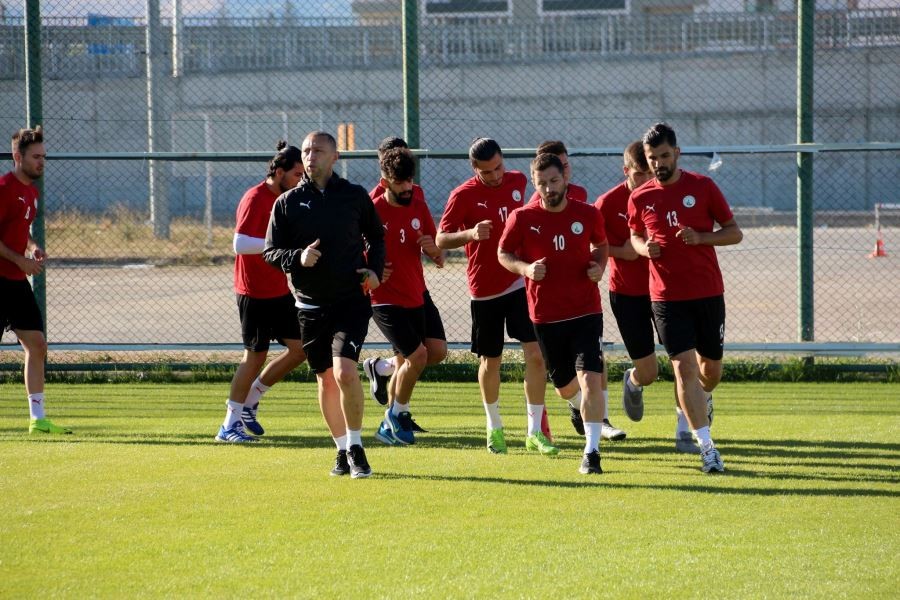 Sivas Belediyespor, günde çift idmanla lige hazırlanıyor