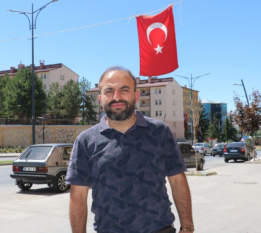 Polisin bayrak hassasiyeti duygulandırdı