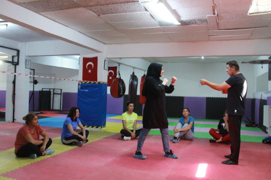 Kadınlar kendilerini savunabilmek için yakın dövüş eğitimi alıyor
