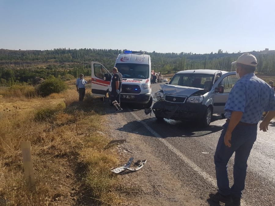 Gemerek’te trafik kazası 5 yaralı