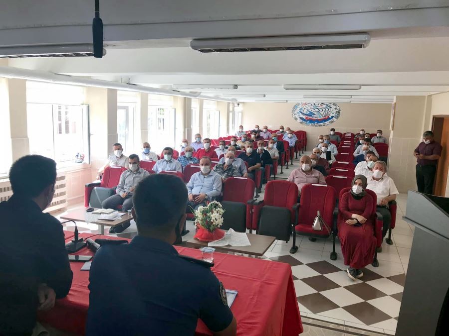 Koyulhisar’da muhtarlarla  virüs  toplantısı