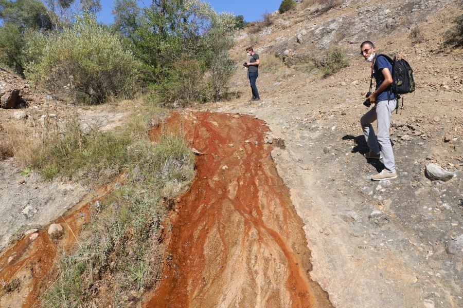 Kaynak suyu haftanın  iki günü kırmızı akıyor