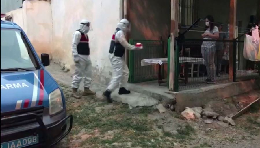 Jandarmadan karantinadaki genç kıza doğum günü sürprizi