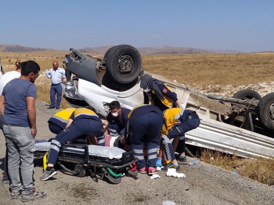 Yoldan çıkan kamyon devrildi, 1 ölü 1 yaralı