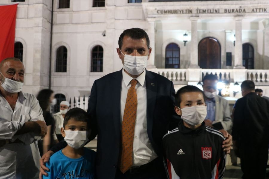 Vali, çocukların sattığı tüm mendilleri satın aldı