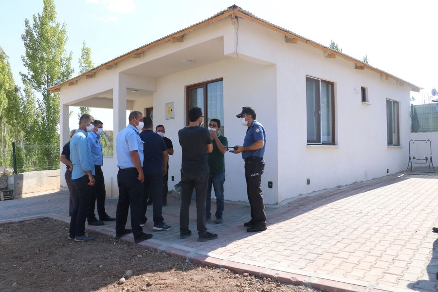 Belediye ekibi yıkıma geldi, onlar barikat kurup yolu kapattı