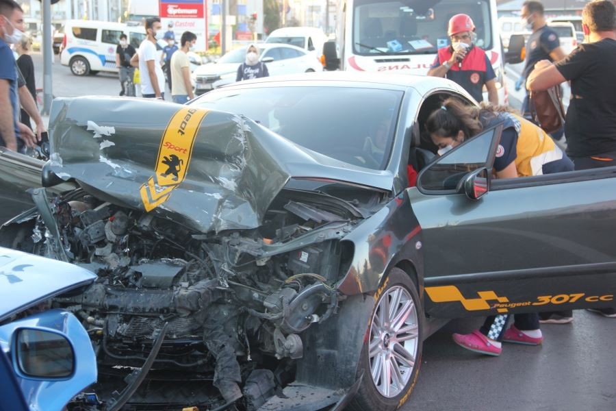 Otomobiller kafa kafaya çarpıştı: 3 yaralı
