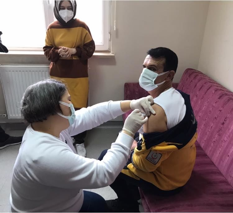 Koyulhisar’da sağlık çalışanları aşılandı