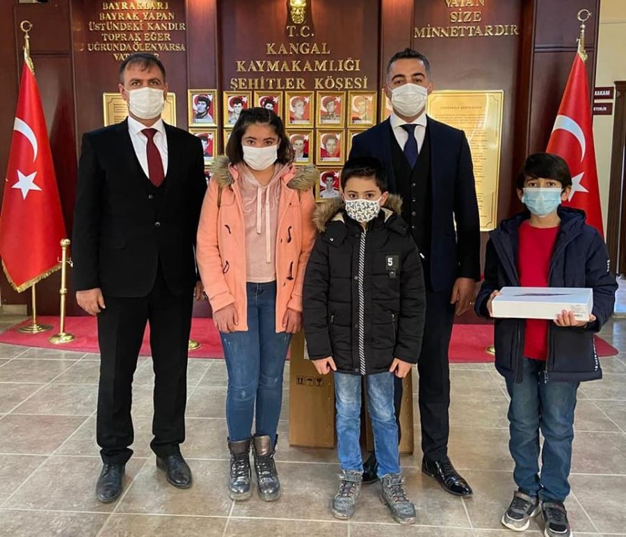 Ödüllerini Kaymakam Demir’den aldılar