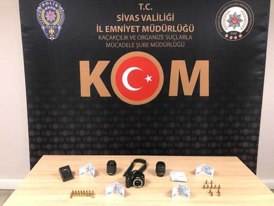 Sivas’ta sahte parayla fotoğraf makinesi aldılar, yakayı ele verdiler