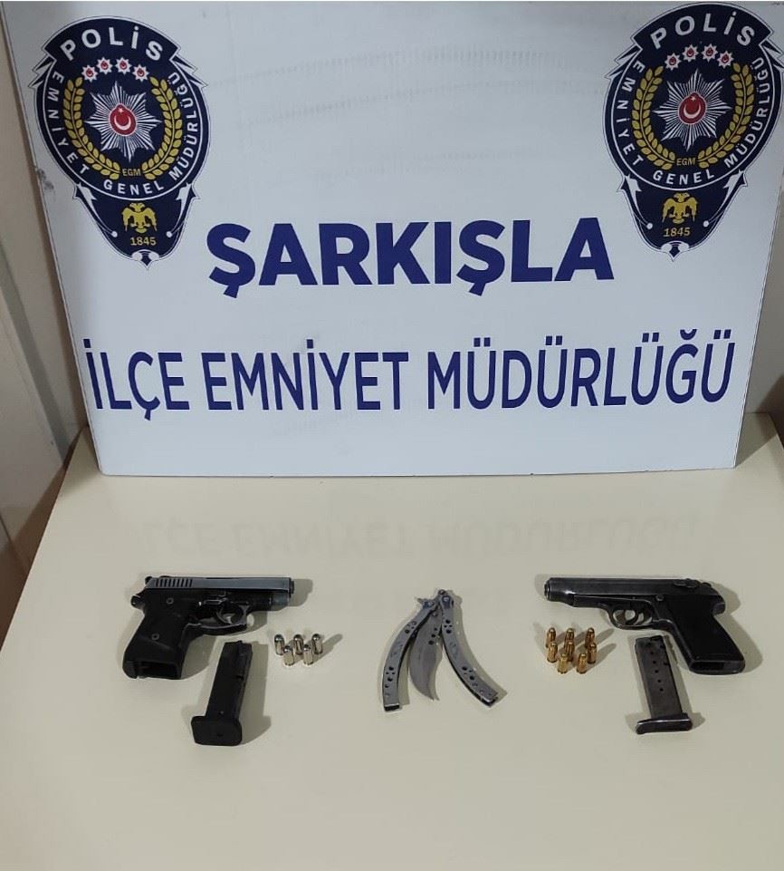 Aranıyordu üzerinde iki tabanca bir bıçak çıktı