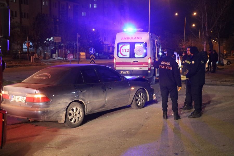  Hafif ticari araçla otomobil çarpıştı: 1