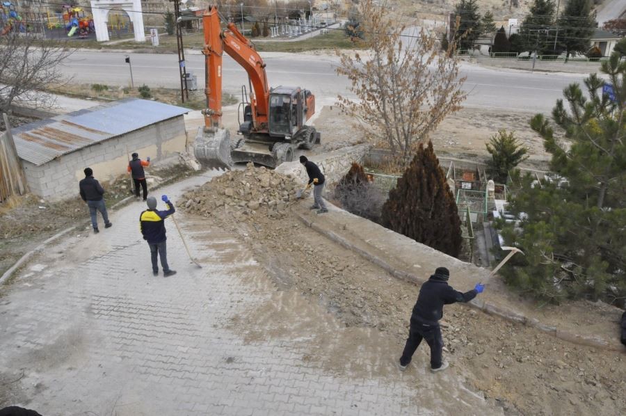 Gürün’de bozulan yollar hızla onarılıyor