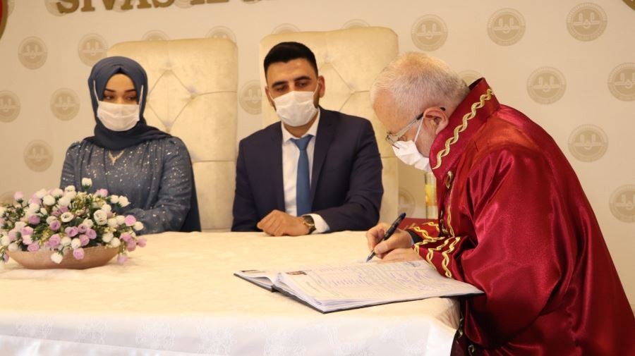  İl müftüsü 2021 yılının ilk resmi nikahını kıydı.