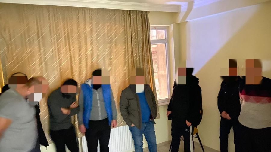 İkameti kumarhaneye çevirseler de polisten kaçamadılar