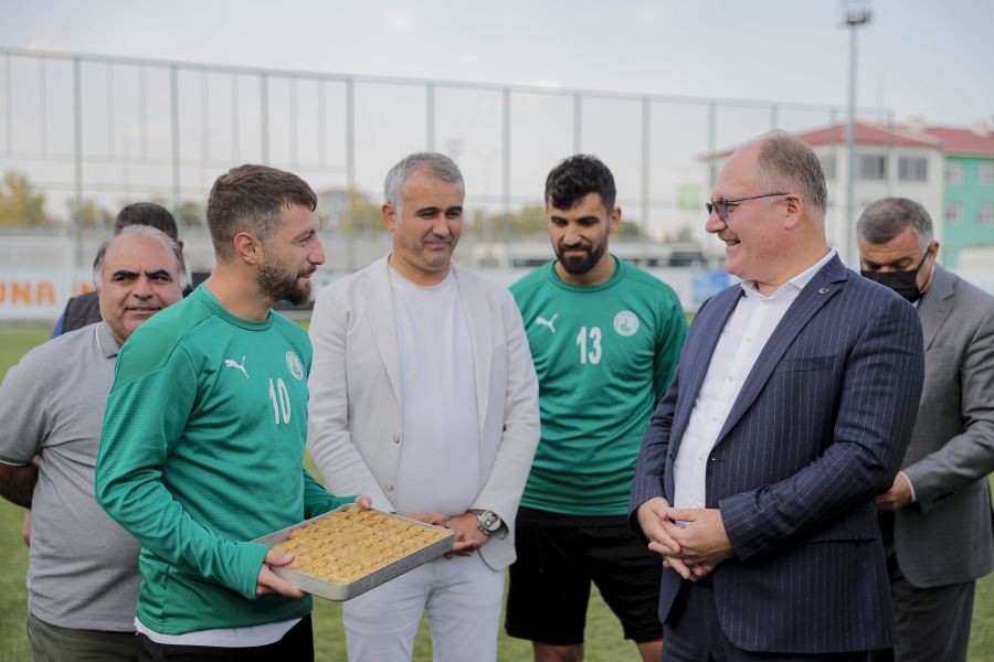  Belediye Başkanı Bilgin’den lider takıma baklava dopingi