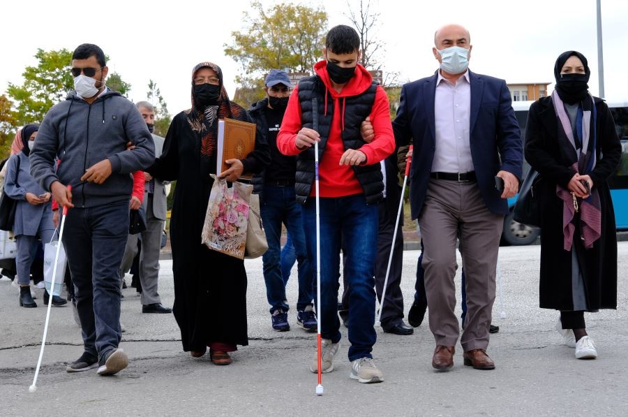 İlahiyat Fakültesinden Görme Engelliler İçin Farkındalık Yürüyüşü