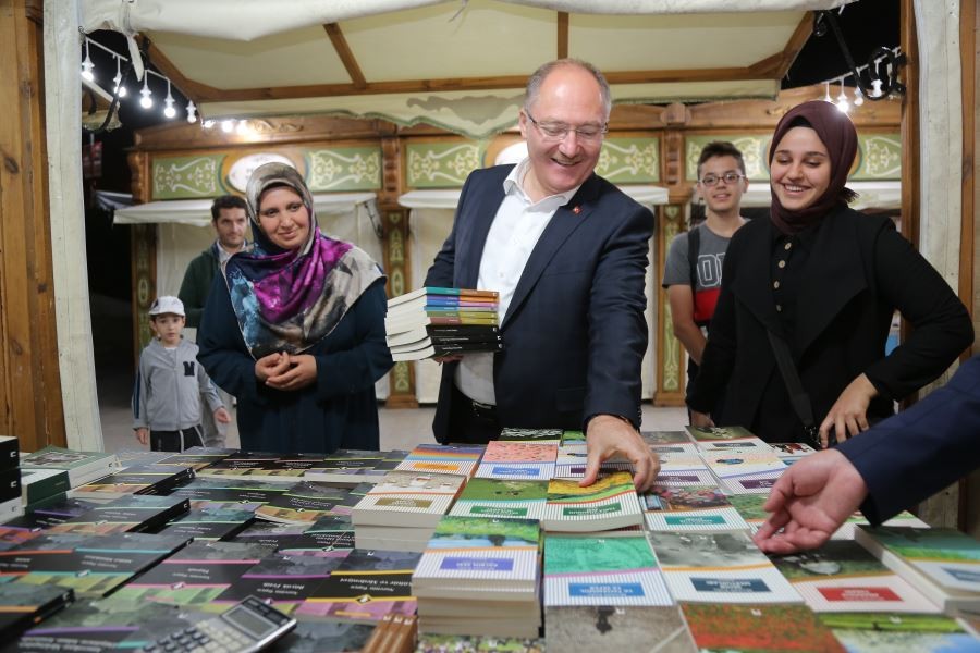 Kitap okuyup dereceye girdiler, belediye yurt dışı gezisiyle ödüllendirdi