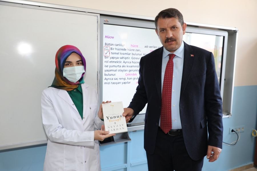 Vali Ayhan, öğrencileri ziyaret etti