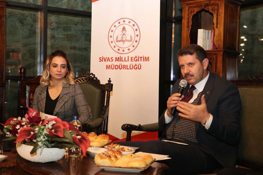 Ayhan, öğretmenlerle bir araya geldi.
