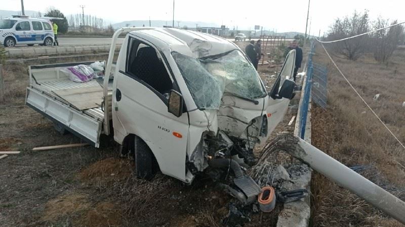 Kamyonet beton direğe saplandı: 2 yaralı