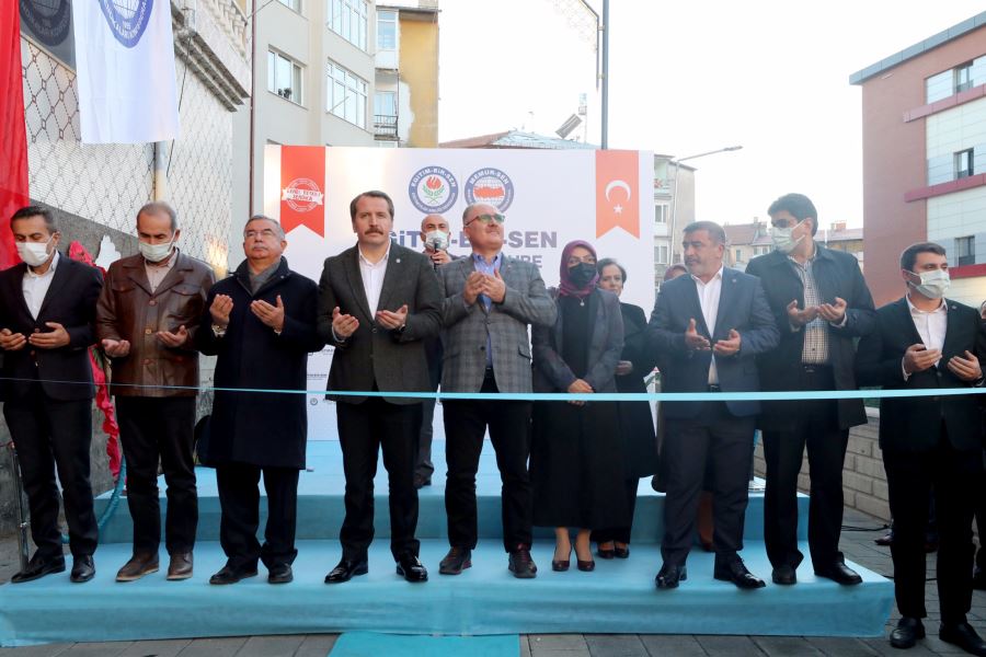 HİZMETKAR  OLMAYA TALİBİZ