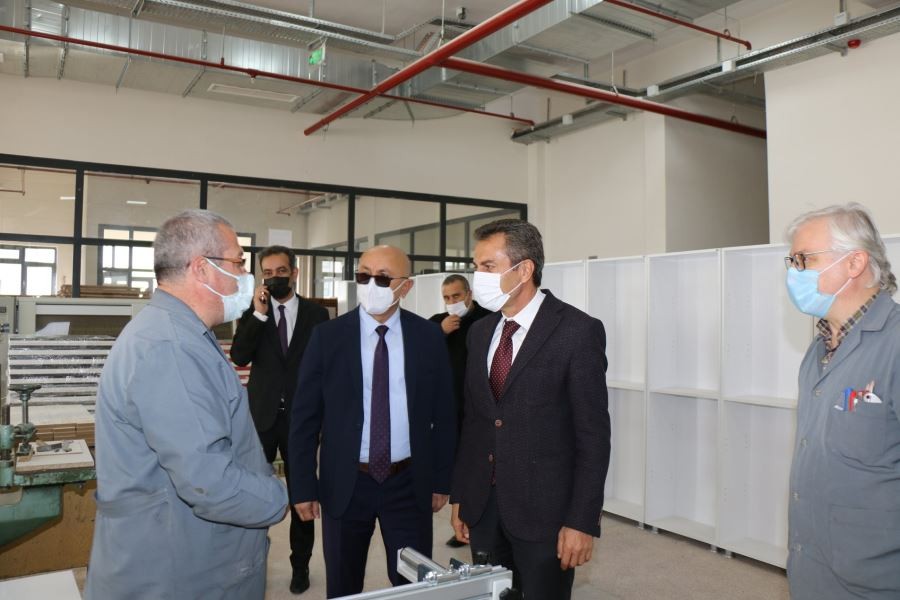 Meslek lisesi öğrencileri kütüphane mobilyası üretiyor