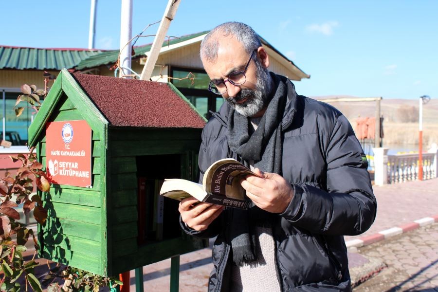 Göl manzaralı seyyar kütüphane
