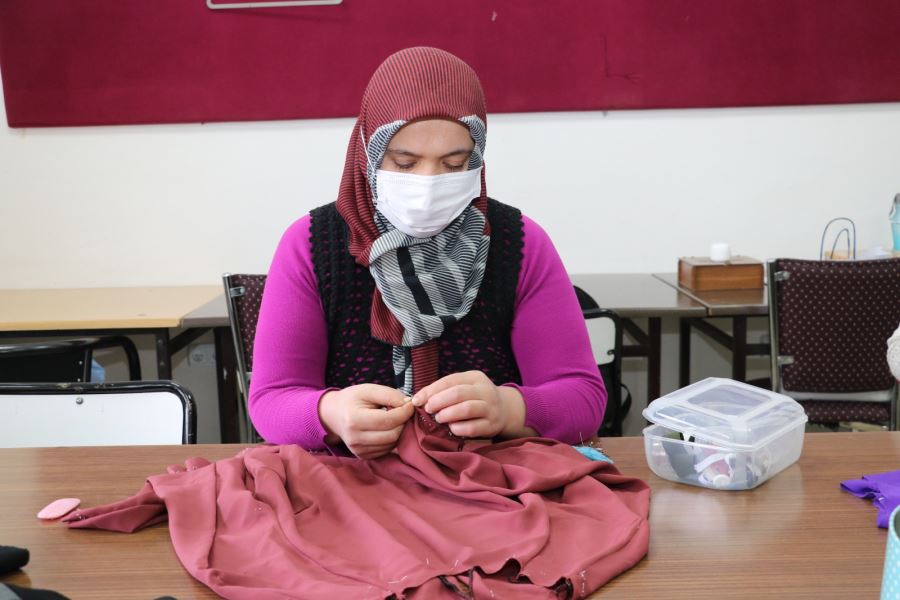 Öğrenciler derste veliler kursta…