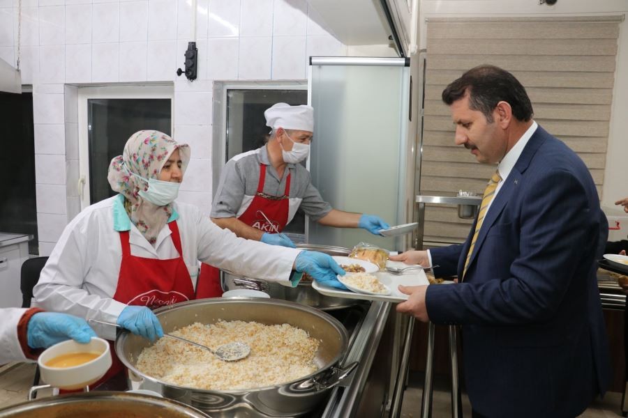 Ayhan, öğrencilerin taleplerini dinledi