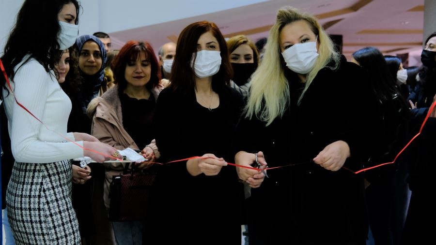 Öğrenciler karakalem sergisi açtı