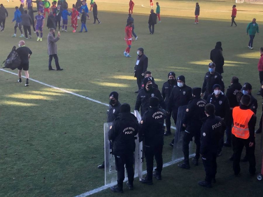 Maçta yumruklar havada uçuştu