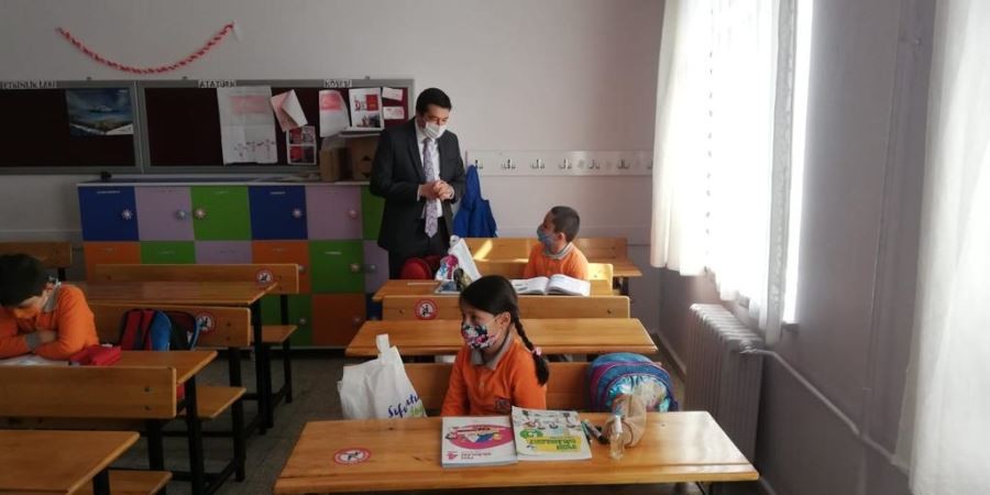 Kaymakam Evlice’den  öğrencilere hediye