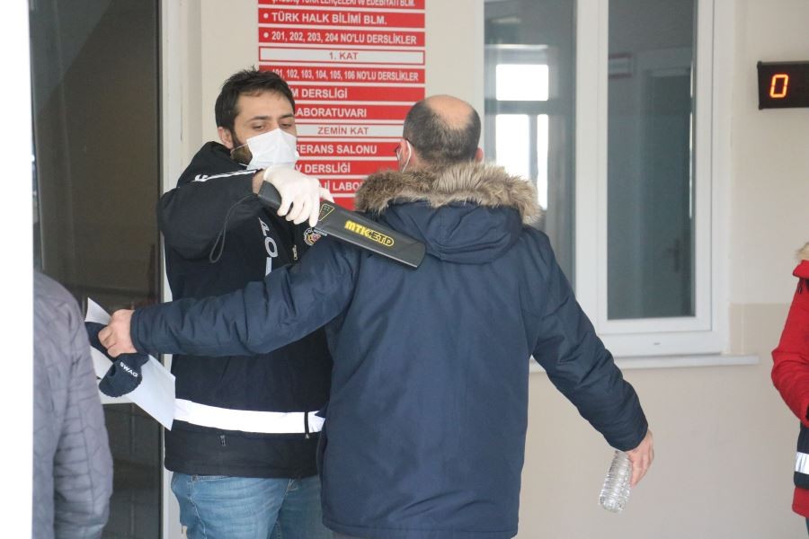  Kimliğini yanında bulamadı, sınava alınmayınca gözyaşlarına boğuldu