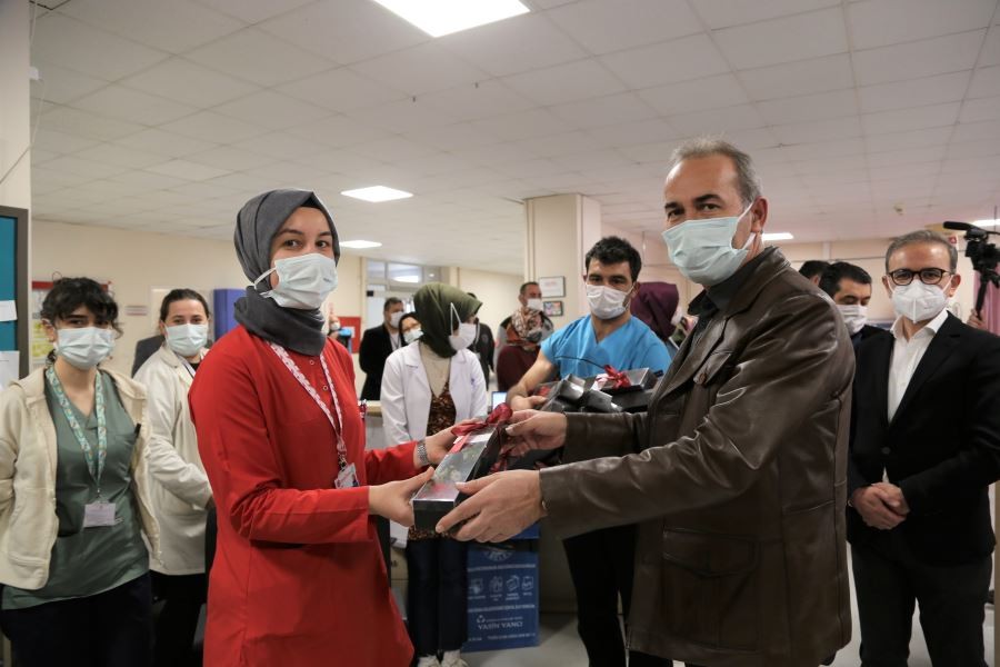 Sağlık çalışanlarına  pastalı kutlama