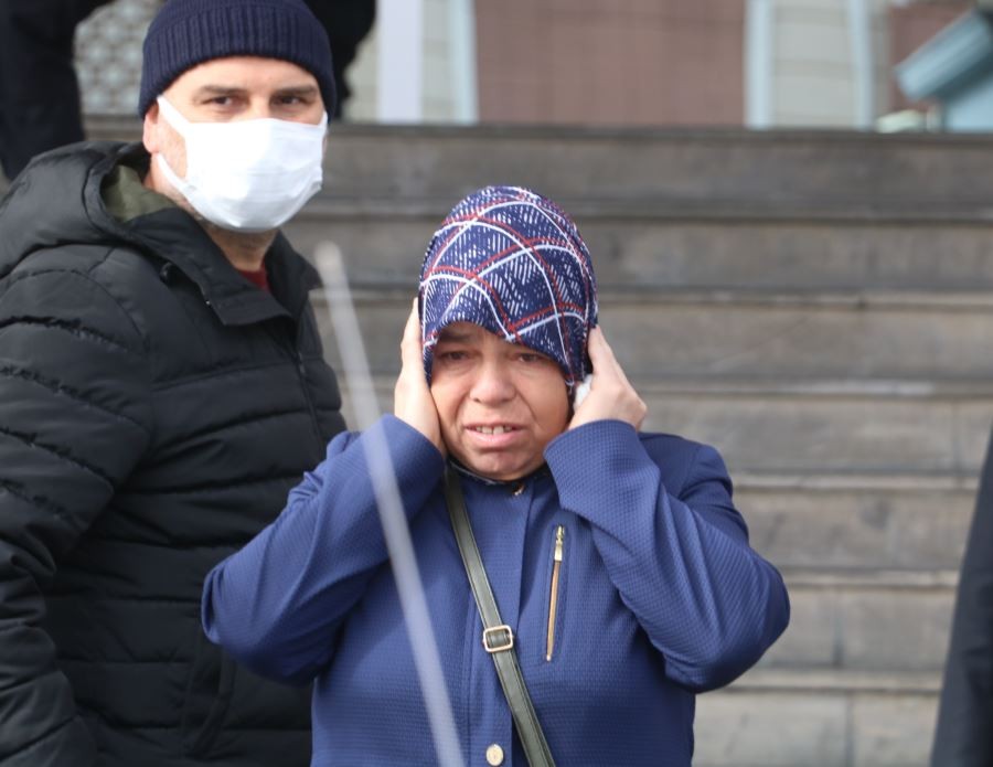 Oğlu polis memuruna çarpan anne, gözyaşı içerisinde yaralının başında bekledi