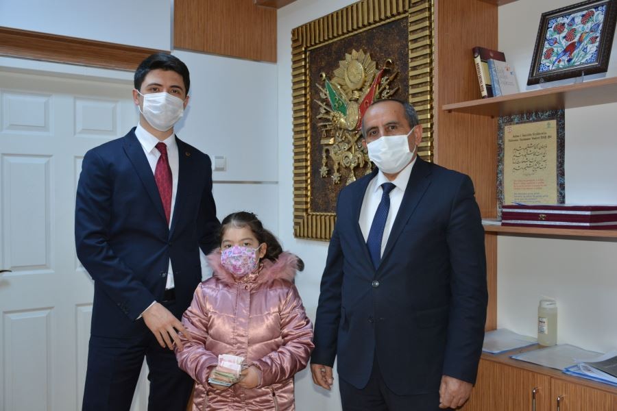 Parasını yetim çocuklara bağışladı