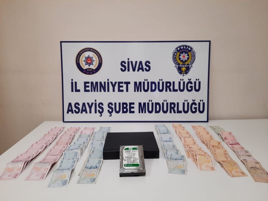 Hırsız, hard disk ve paralarla yakalandı