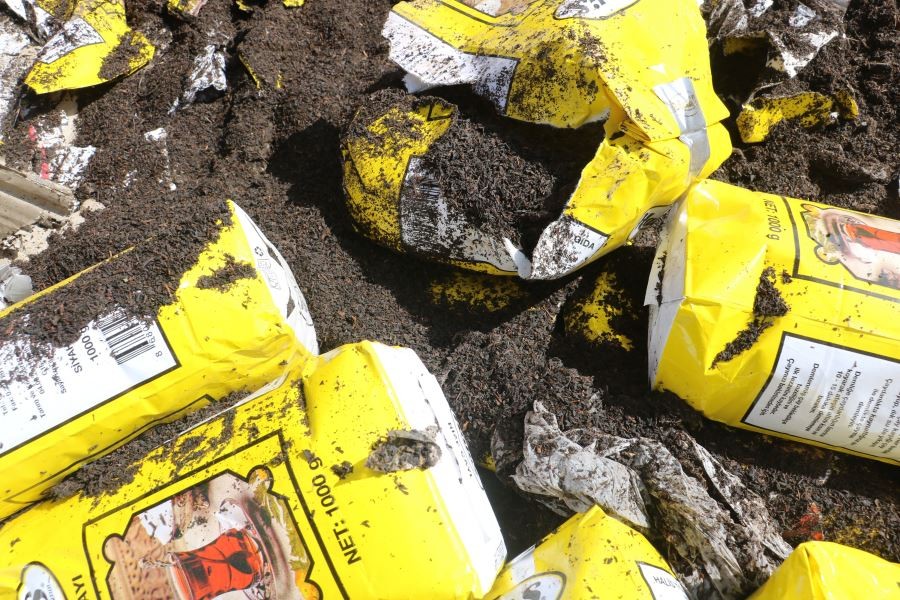 Gümrük kaçağı 5 ton çay böyle imha edildi