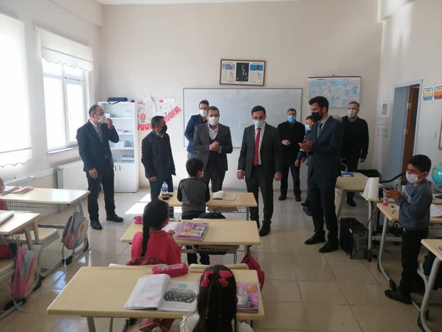 İmranlı’da öğrencilere kırtasiye yardımı