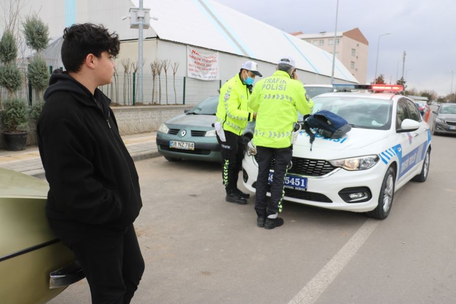 14 yaşındaki ehliyetsiz sürücü polis ekiplerine yakalandı, annesi araç çekilmesin diye böyle direndi