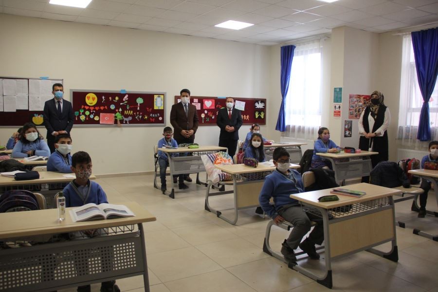 Kaymakam öğrencilerle ders işledi