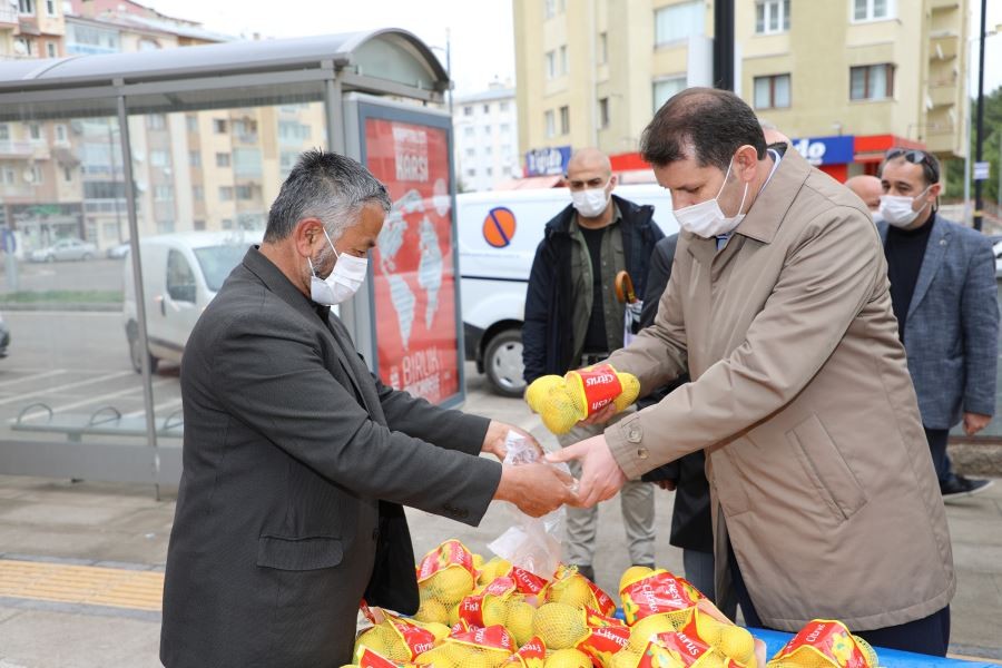 Tezgahtaki tüm limonları satın alıp satıcıyı evine gönderdi