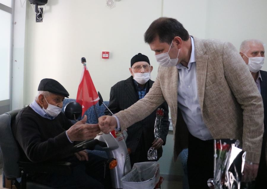  Valiyi gören huzurevi sakinlerinin gözleri doldu