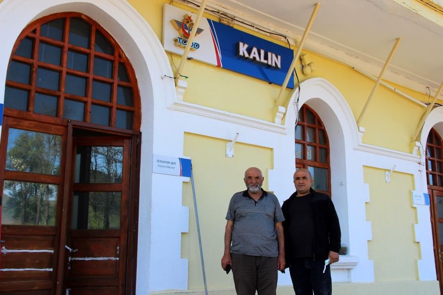 Tüm işi tek başına yapıyordu, ünlü şairin dikkatinden kaçmayınca şiir oldu