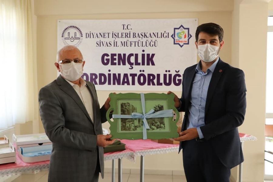 Gençlerle bir araya geldi